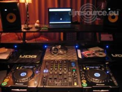 Our MEMBERS can Enlarge : dj booth Maart 2009